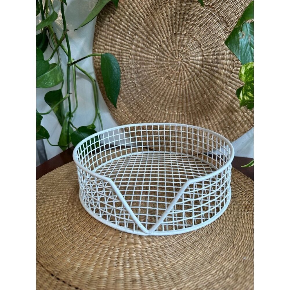 White wire V basket